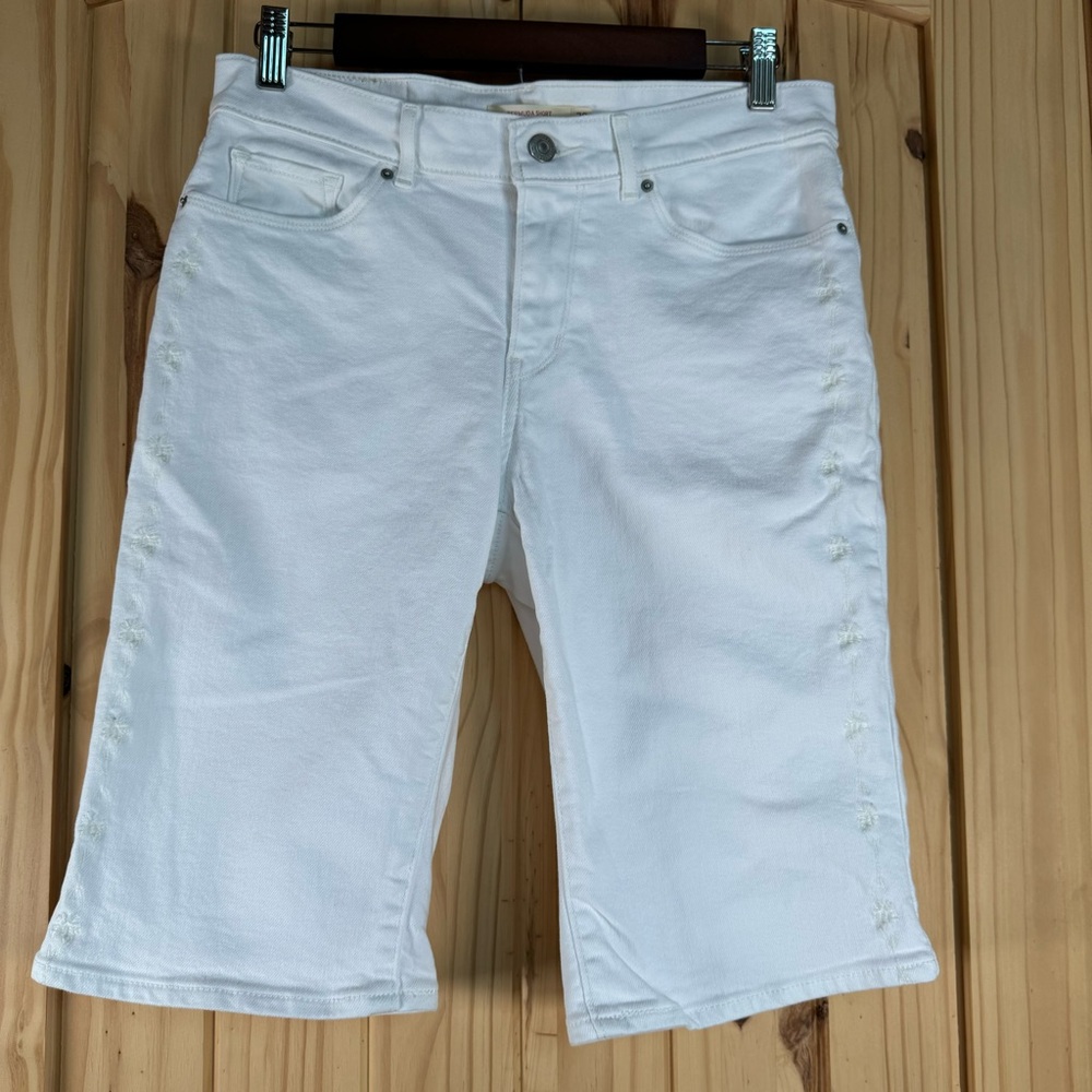 Levis Women's White Floral Embroidered Bermuda Denim Jean Shorts Size 28 Casual